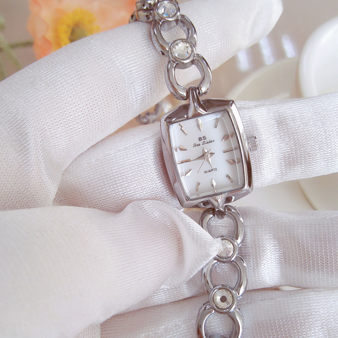 ساعة UTHAI للنساء من العلامة ا - مراجعة Jewelry Watches Brands وسعره